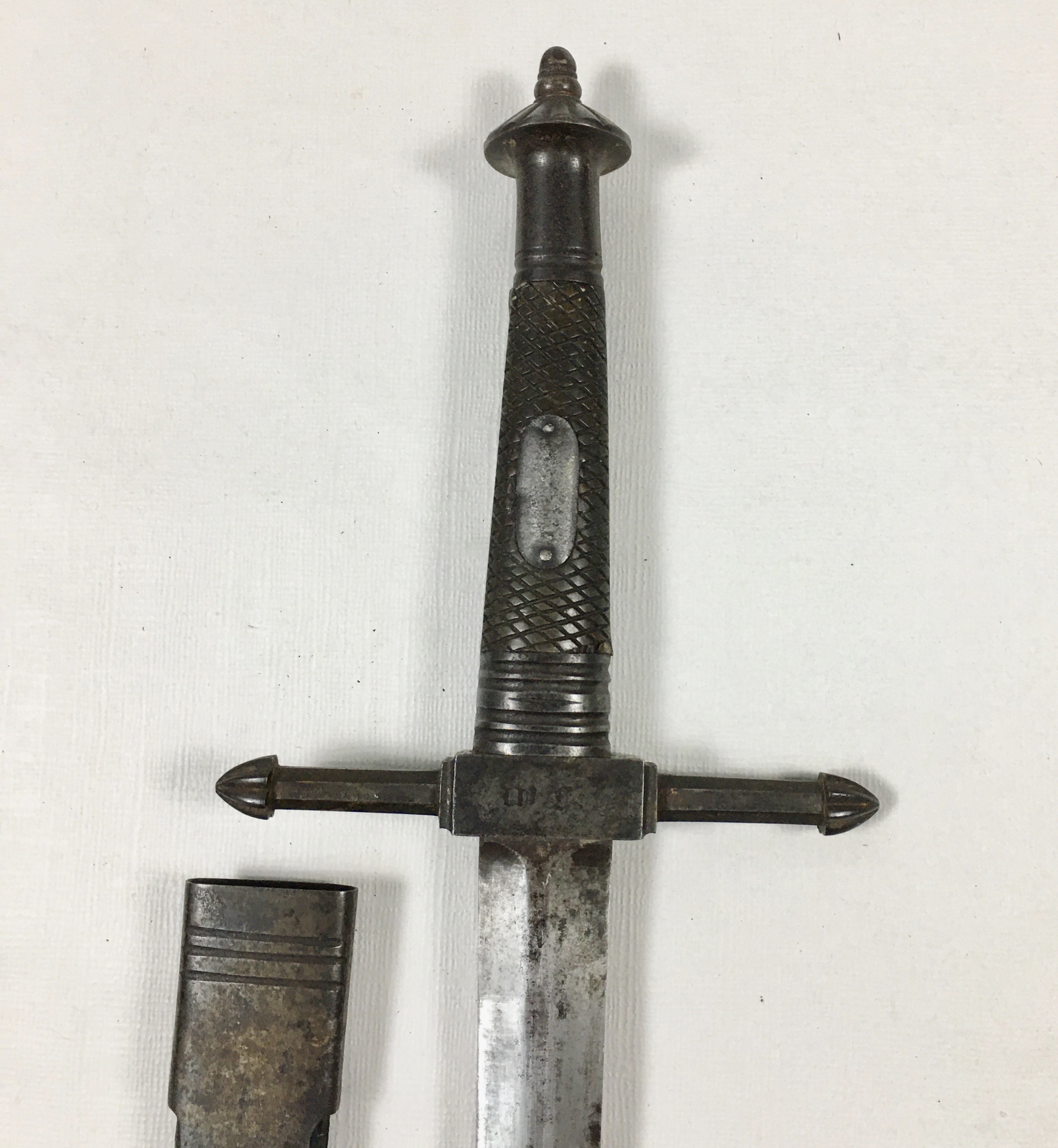 Espada de tipo civil probablemente Alemana de inicios del Siglo XVIII de estilo clásico con guarnición en acero y puño de madera cuadrillado