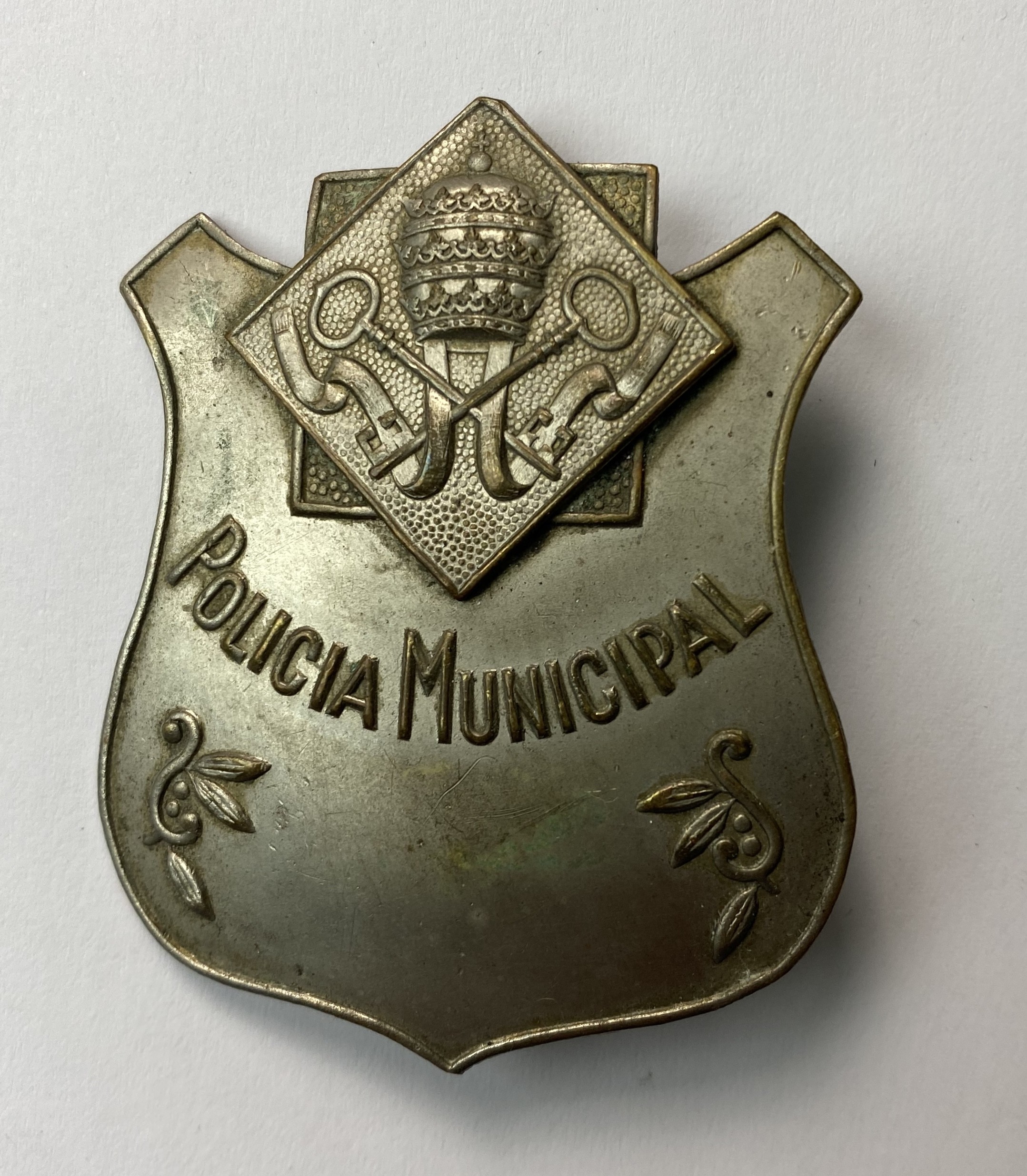PLACA DE PECHO POLICÍA MUNICIPAL DEL MUNICIPIO DE RUBÍA HACIA 1940
