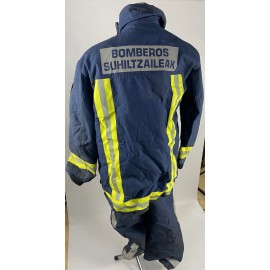 Conjunto de chaqueta y pantalón peto producido en reino Unido BOMBEROS SUHILTZAILEAK VIZCAYA