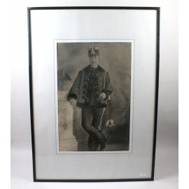 Fotografía retocada a carboncillo en marco acristalado de un Cazador de Caballería español en uniforme y con su característica pelliza