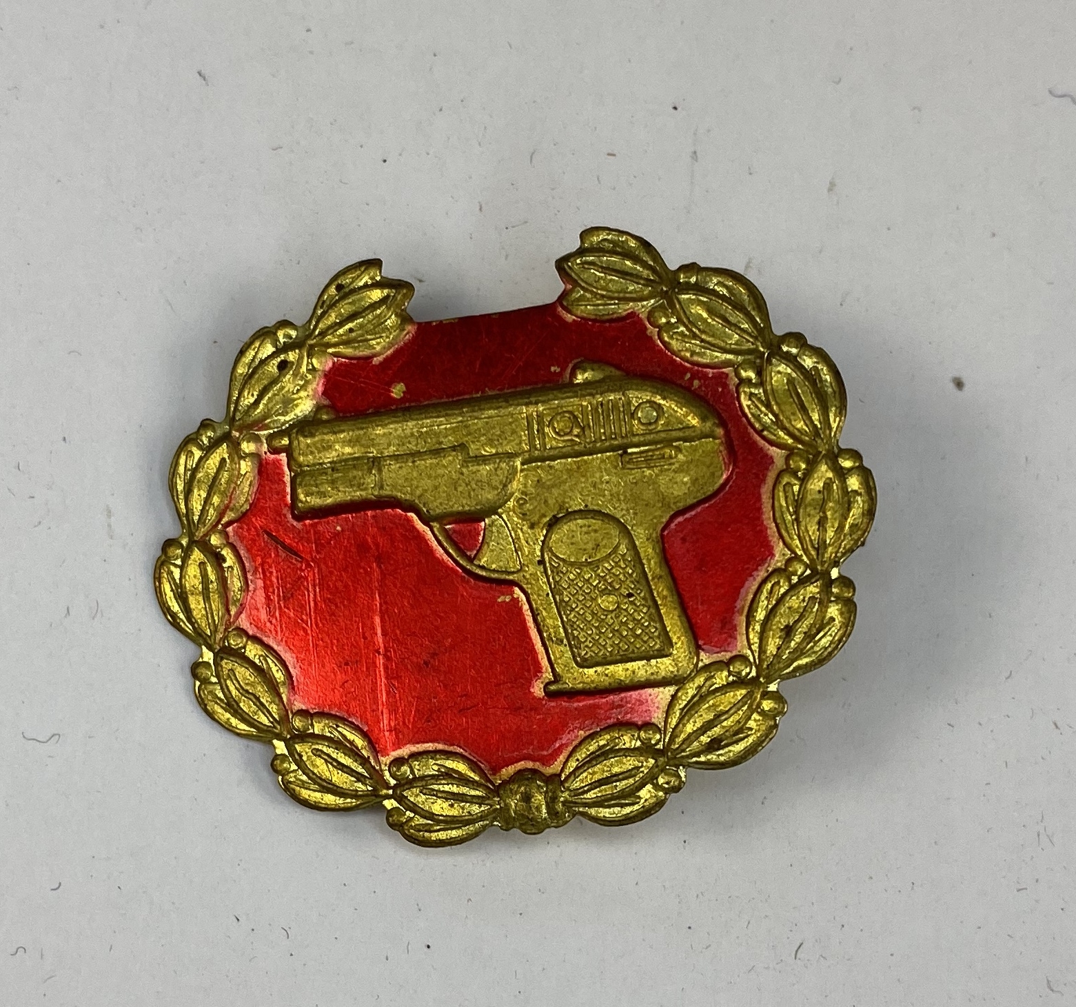 DISTINTIVO DE TIRADOR SELECTO CON PISTOLA SEGUNDA REPÚBLICA GUERRA