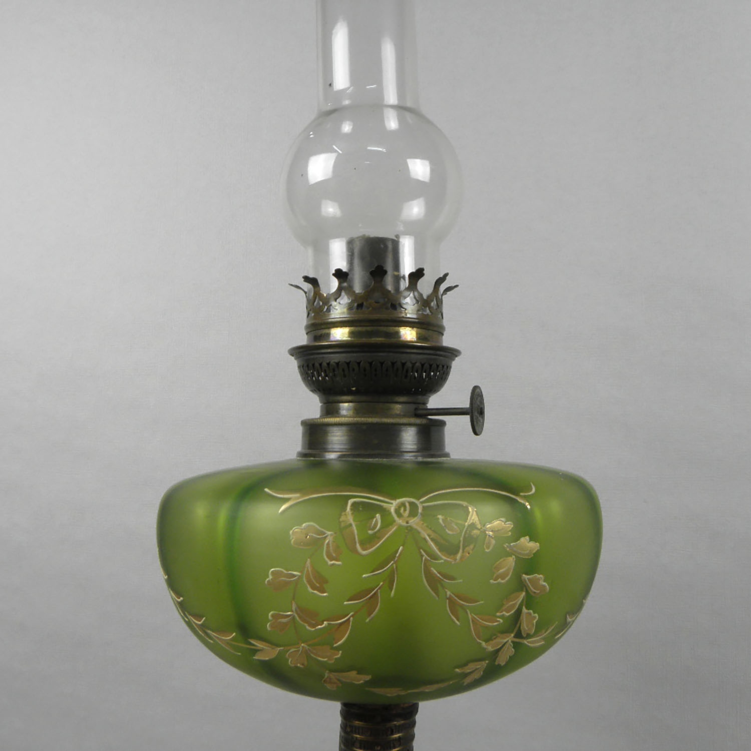 Quinqué antiguo producido a partir de un obús Alemán de 75mm y 3